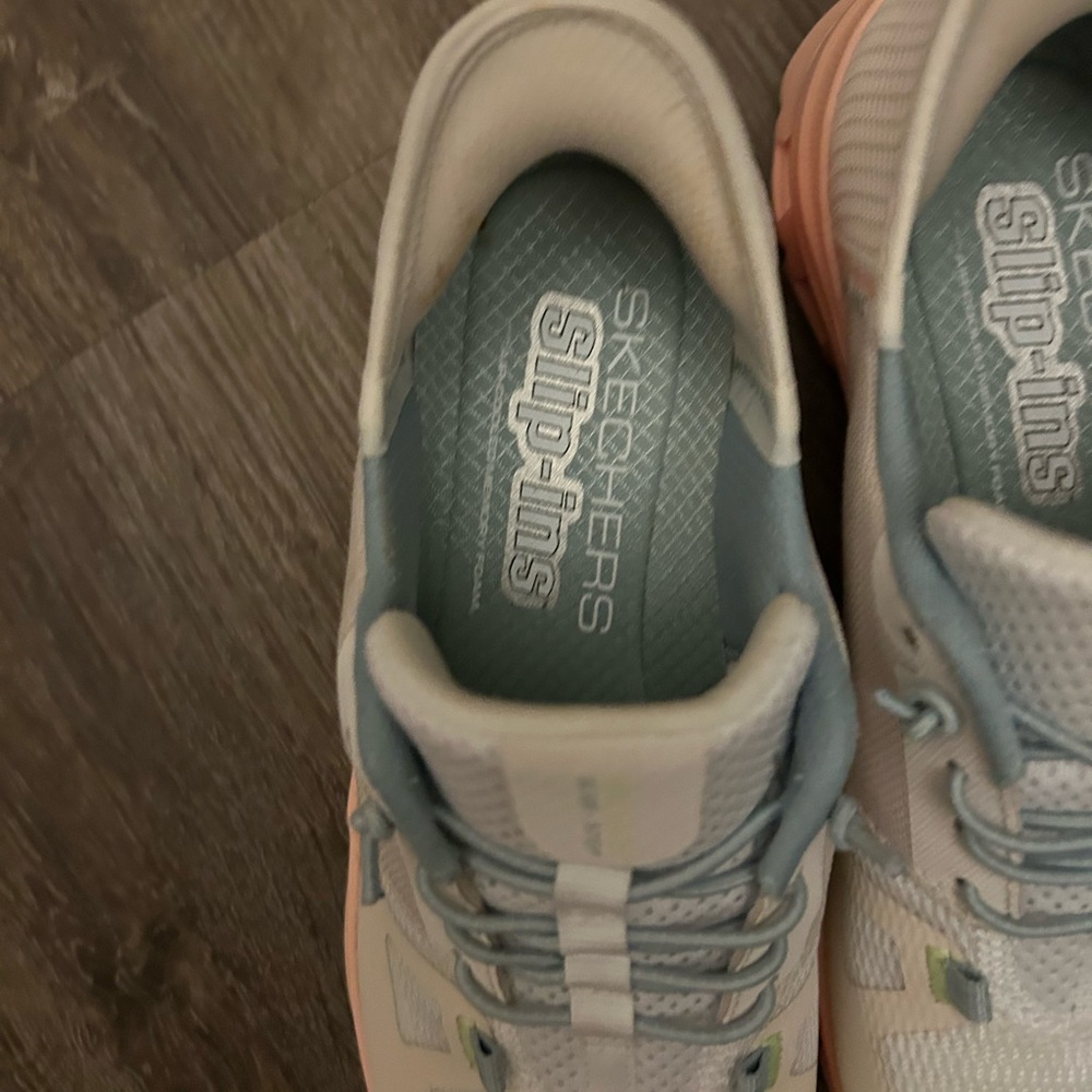 Sketchers slip ins size 7.5 work once inside of house only